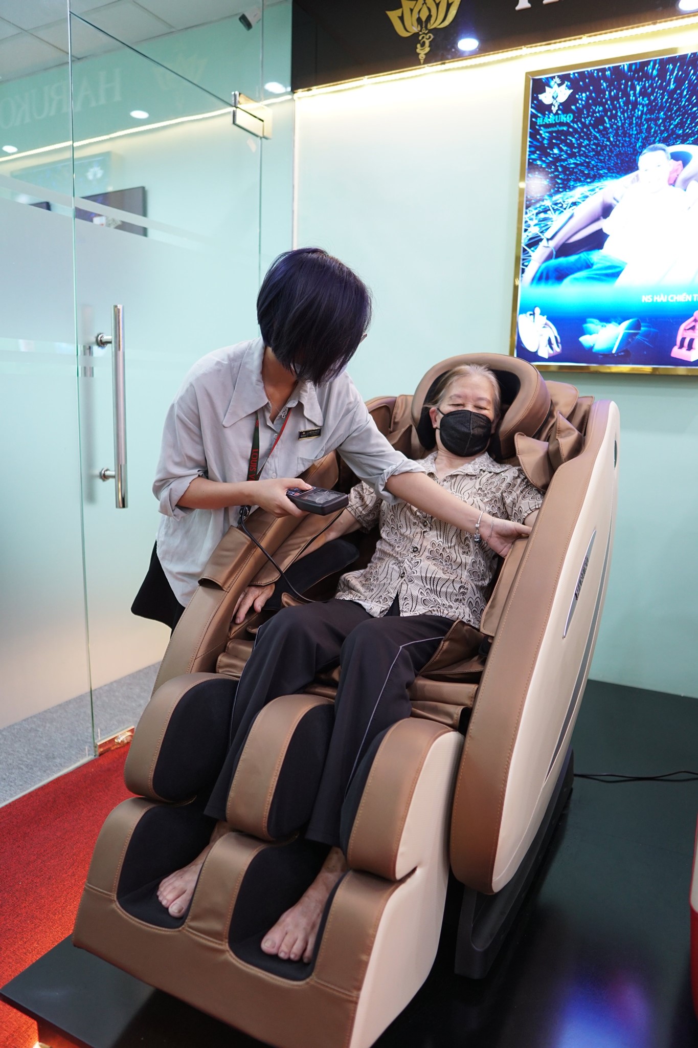 Bảng điều khiển sẽ giúp bạn tinh chỉnh những tính năng của ghế massage sao cho phù hợp với bản thân