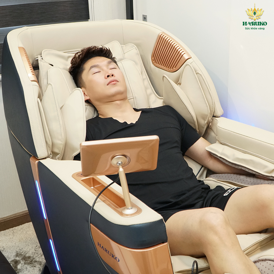 Ngồi ghế massage với tư thế chuẩn sẽ giúp người sử dụng không cảm thấy khó chịu hay là chật chội