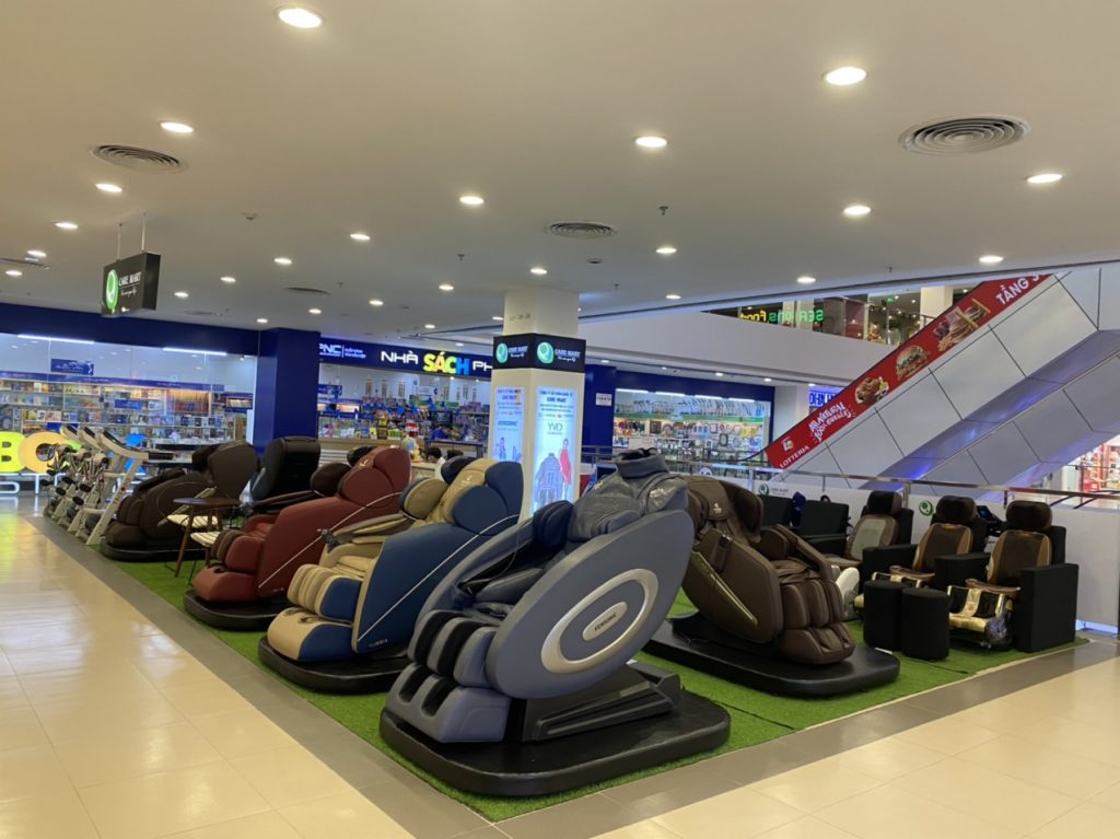 Trung tâm thương mại thường là địa điểm bày bán những sản phẩm ghế massage khác nhau