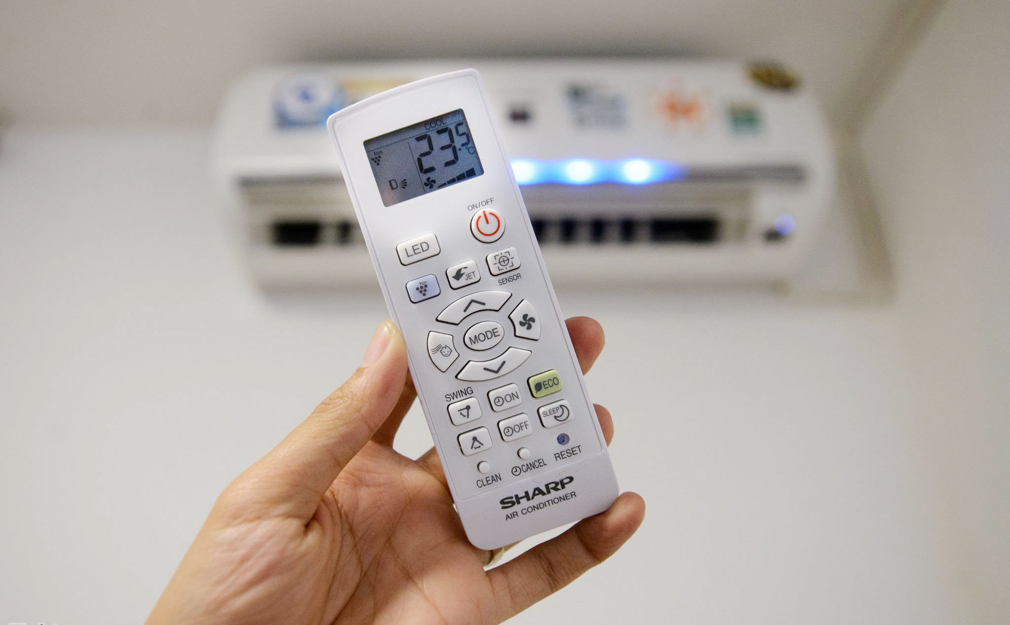 Kiểm soát nhiệt độ và độ ẩm trong phòng sẽ giúp giảm thiểu khả năng gây ốm đối với các bé khi sử dụng điều hòa