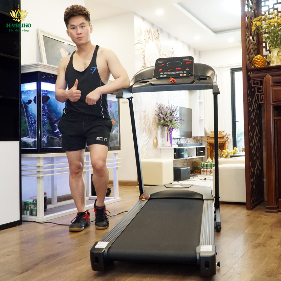 Máy chạy bộ là thiết bị thể dục giúp bạn tập thể dục dễ dàng, thuận tiện ngay trong nhà không tốn thời gian đi ra ngoài.